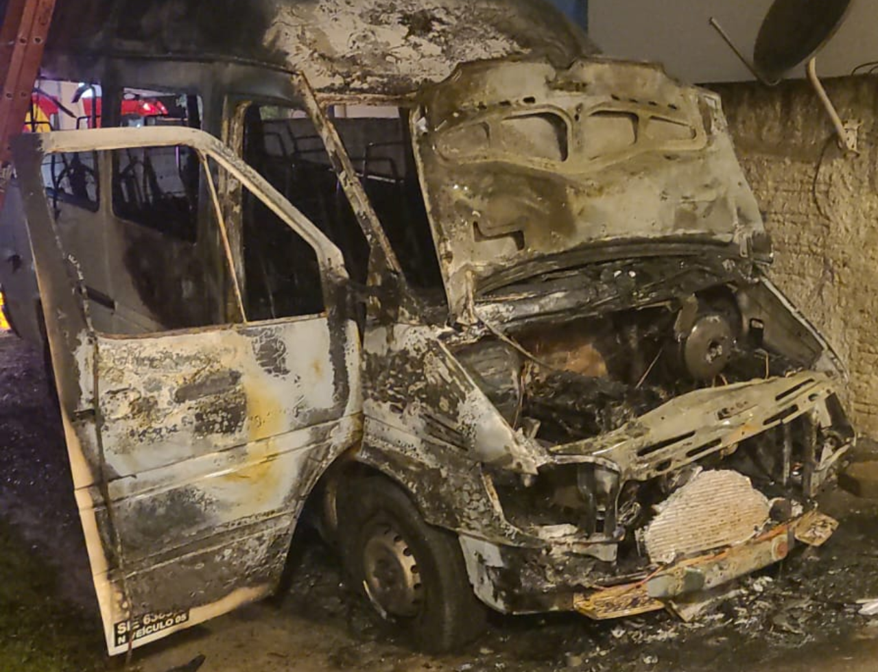 Van pega fogo em Içara e chamas ameaçam atingir residência