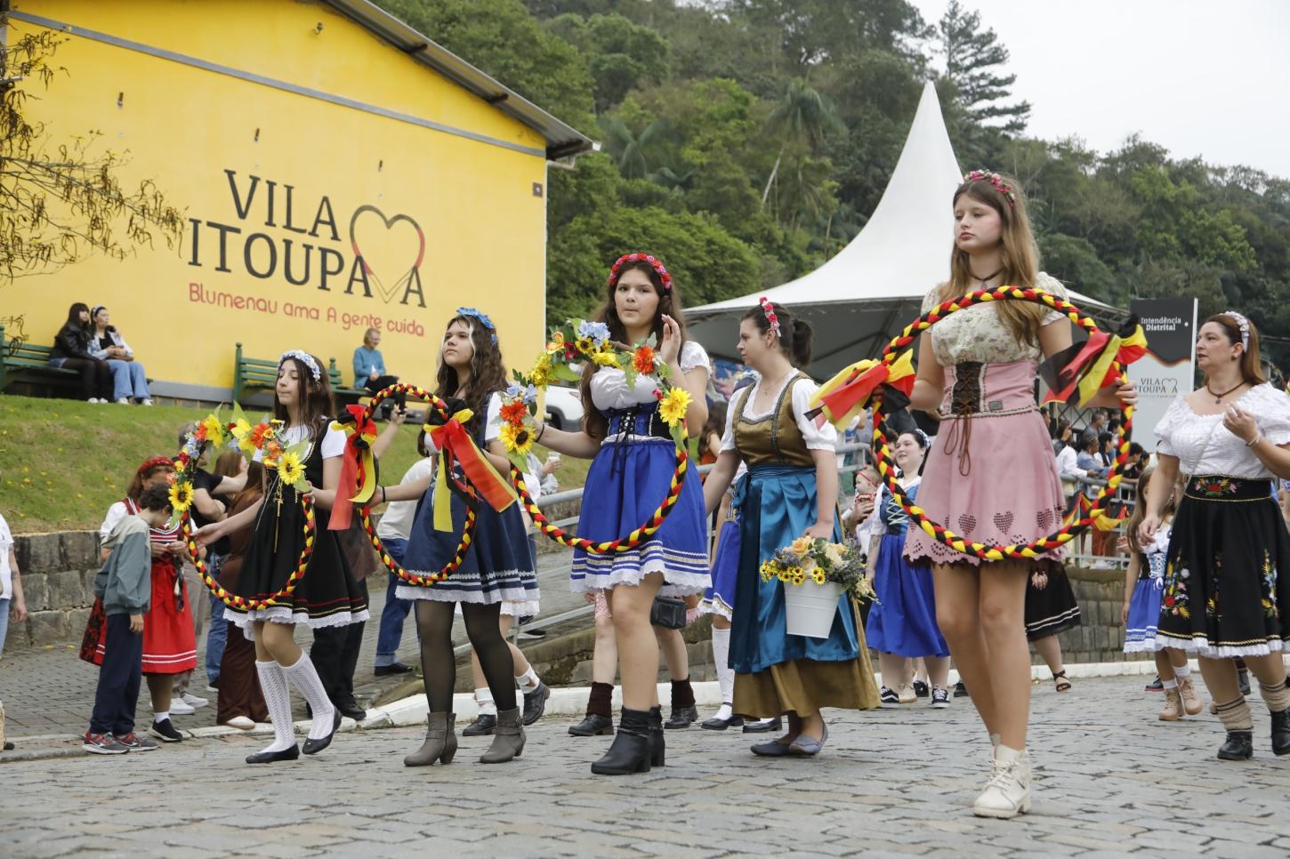 Vila Itoupava celebra tradições germânicas com desfile da Oktoberfest