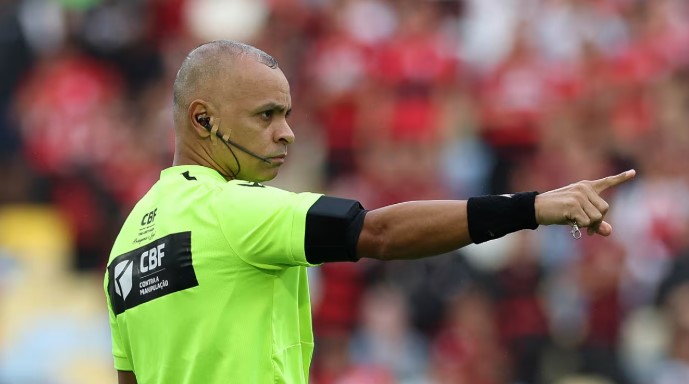 Wilton Pereira Sampaio, árbitro de duas Copas do Mundo, apita decisão entre Brusque e Paysandu no sábado (10)