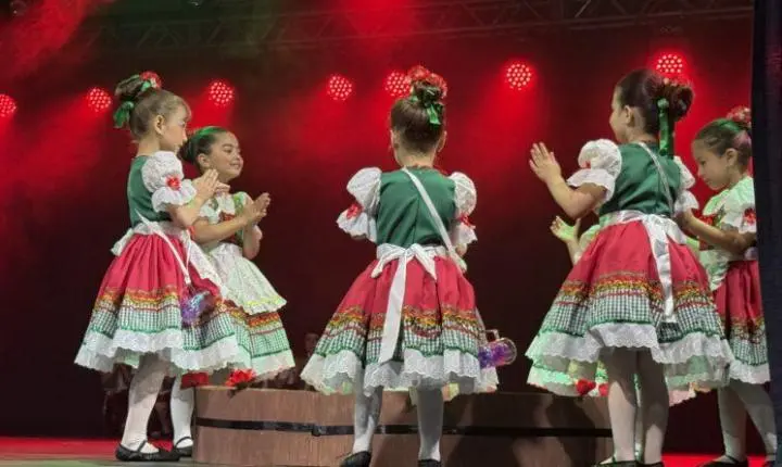 30º Festival Escolar de Dança de Gaspar premia destaques e homenageia bailarino Daran Pereira Ferreira 