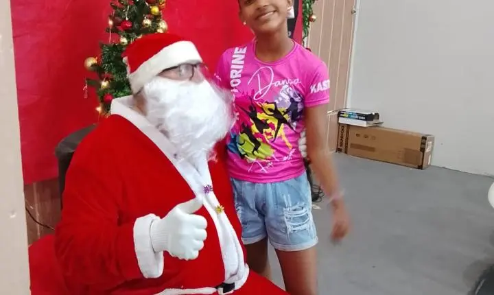 Ação comunitária leva Papai Noel e alegria às famílias da Rua Guilherme Poerner