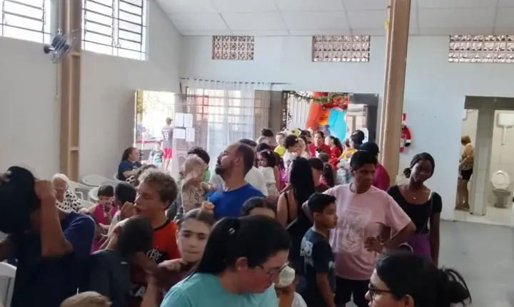 Ação comunitária leva Papai Noel e alegria às famílias da Rua Guilherme Poerner