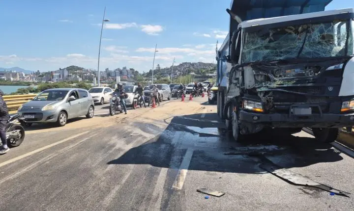 Acidente com caminhão e dois carros complica trânsito na Ponte Pedro Ivo