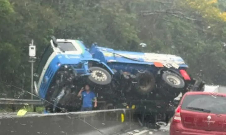 Acidente provoca filas de 3 km na BR-101 em Palhoça; veja os sentidos afetados