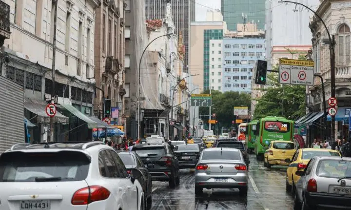 Uso de adesivo eleitoral pode cancelar a cobertura do seguro de carro