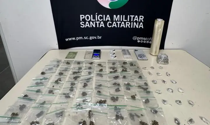 Adolescente de 17 anos é apreendido com Skank e materiais para venda de drogas em Blumenau