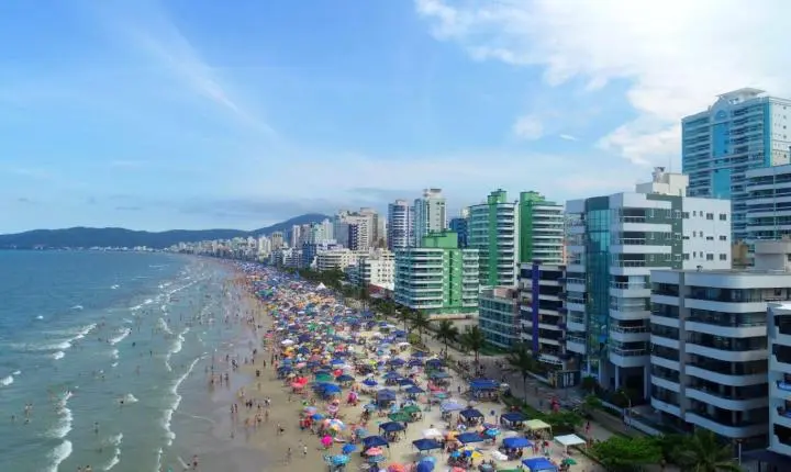 Alargamento da faixa de areia da Meia Praia avança em Itapema