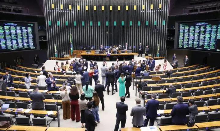 Davi Alcolumbre impede leitura de pedidos de CPI do Banco Master