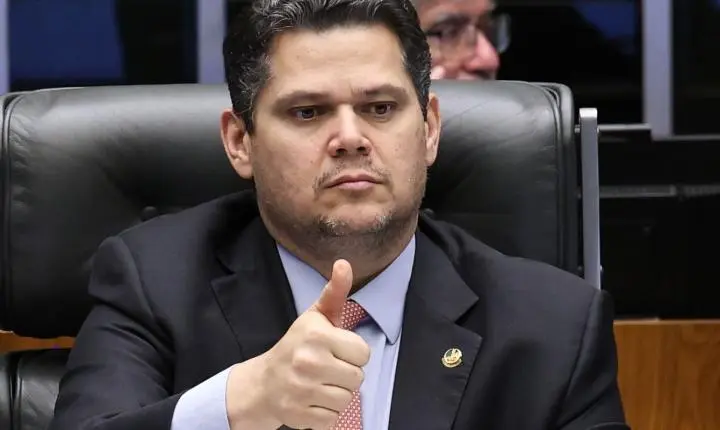 Davi Alcolumbre defende debate aprofundado para PEC da 6x1 no Senado