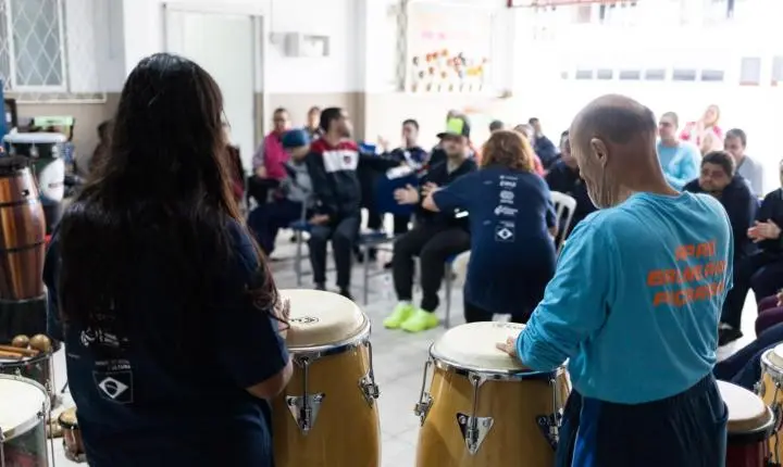 Alunos da APAE de Balneário Piçarras participam de oficina de percussão afro-brasileira