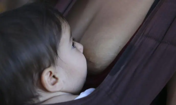 A amamentação reduz o risco de doenças cardíacas e protege a saúde das mães