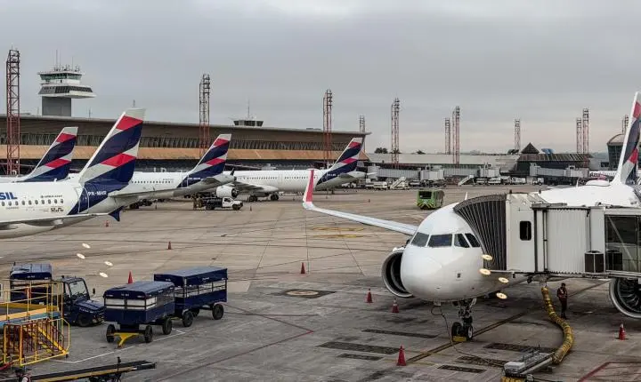 Anvisa atualiza normas de segurança sanitária para aviões e aeroportos no Brasil