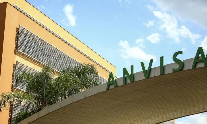 Anvisa suspende lotes de medicamentos para hipertensão e câncer de mama devido a desvios de qualidade