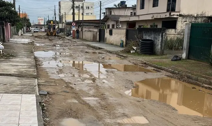 Asfaltamento de rua em obras no Centro de Navegantes deixa moradores insatisfeitos por falta de regularidade no serviço