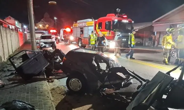 Automóvel é partido ao meio após colisão contra poste e deixa um morto e dois feridos em Brusque