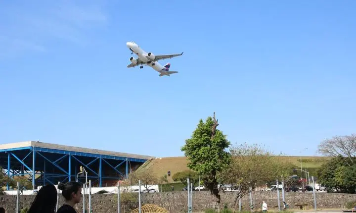 Avião da Aerolíneas Argentinas sofre danos por possível impacto de drone no Galeão