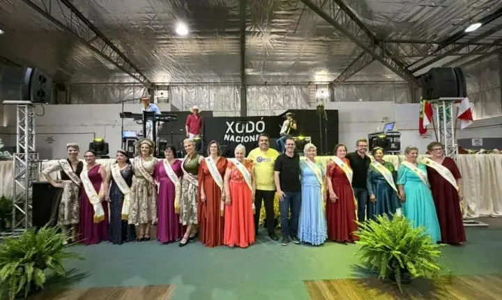 Baile da Rainha celebra representantes dos grupos da melhor idade de Indaial