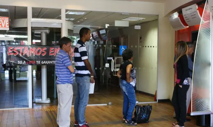 Paralisação dos bancários afeta agências públicas e privadas nesta quinta-feira