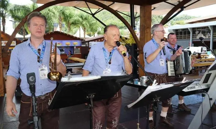Bandas locais mantêm viva a tradição musical e conquistam novos públicos na Oktoberfest Blumenau
