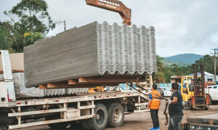 Biguaçu entrega 12 mil telhas após chuva de granizo
