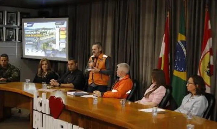 Blumenau atualiza cotas de enchente e lança guias de prevenção