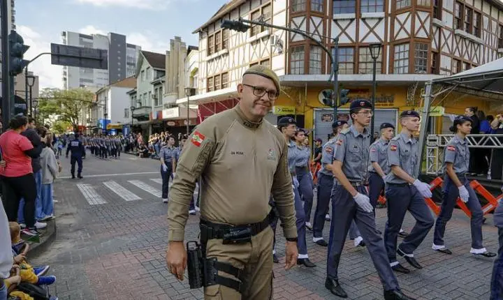 Blumenau comemora 176 anos com grande desfile na Rua 15 de Novembro