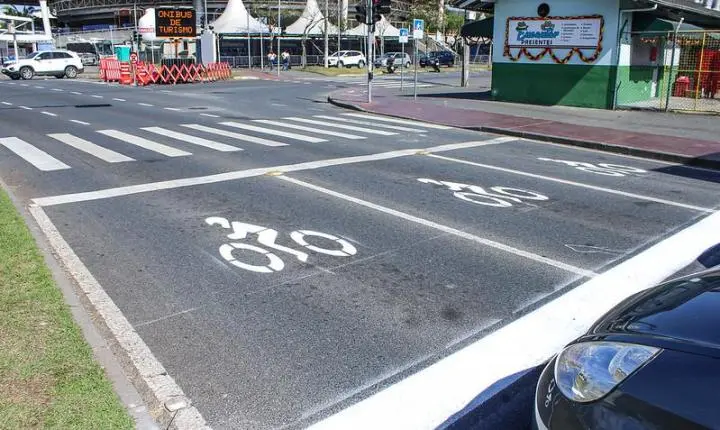 Blumenau pinta áreas de espera para motociclistas em 12 cruzamentos