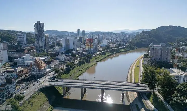 Blumenau sobe três posições e é a 11ª cidade mais competitiva do Brasil