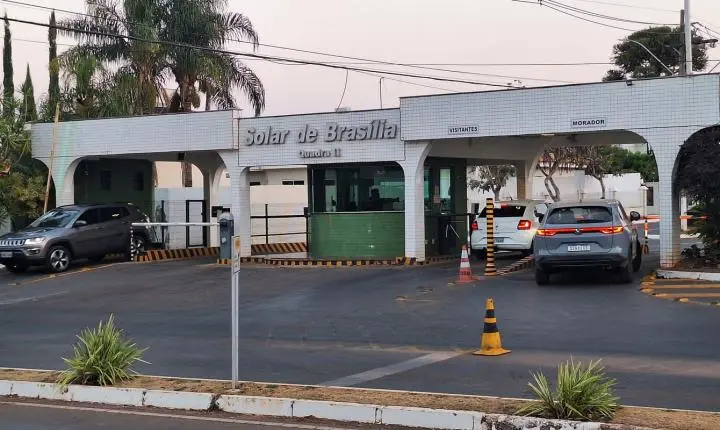 Em prisão domiciliar de Bolsonaro, defesa solicita ao STF visita de seus filhos