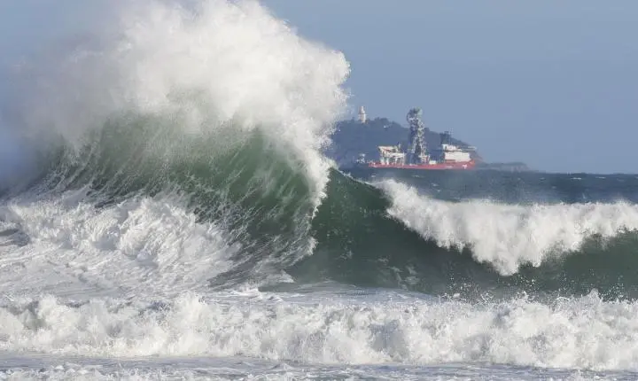 Bombeiros do Rio de Janeiro registram mais de 8 mil salvamentos no mar em 2024