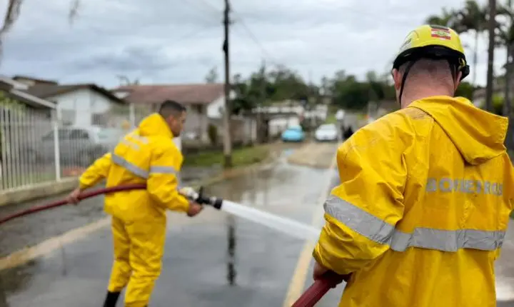 Bombeiros reforçam limpeza após chuvas em Criciúma