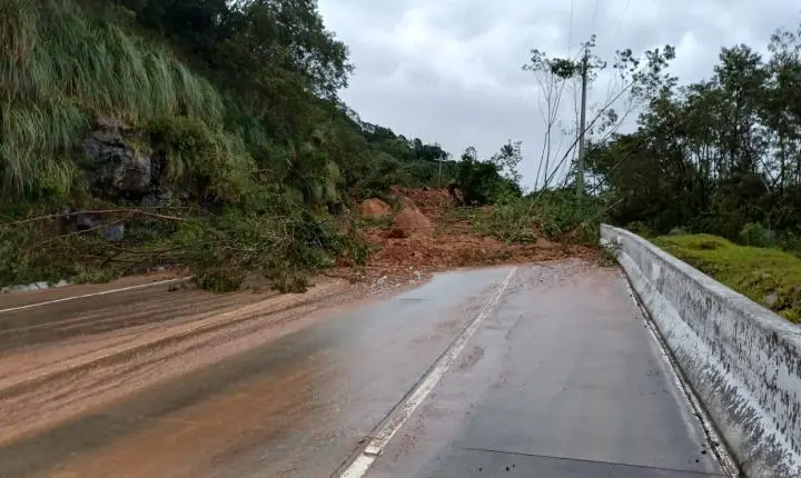 BR-285 é interditada após queda de barreira em Timbé do Sul