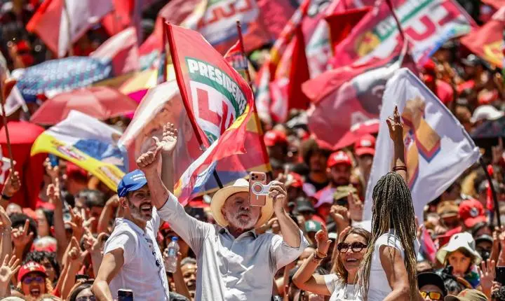 Lula defende o fim da escala 6x1 e critica adversários em ato no Distrito Federal
