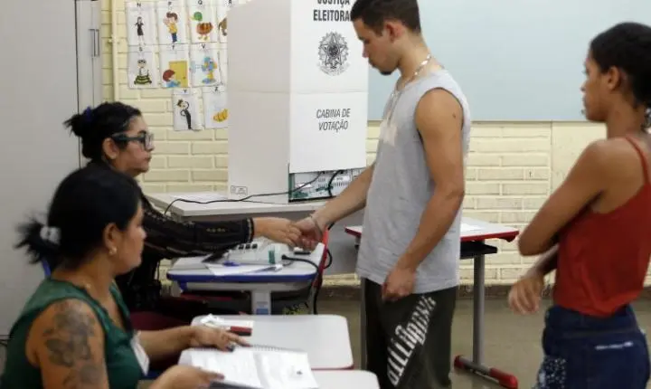 Brasileiros retornam às urnas neste domingo para definir presidente e governadores