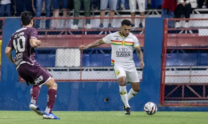 Brusque recua demais, sofre empate nos acréscimos, cai para terceiro e se complica na luta pelo acesso