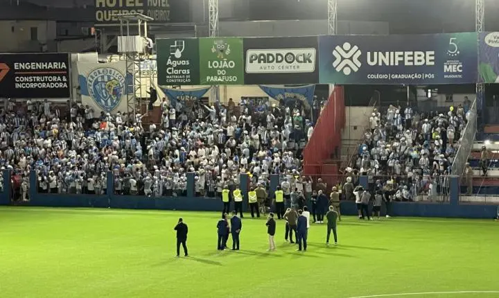 Brusque x Paysandu é adiado por superlotação e falta de segurança no setor da torcida visitante no Augusto Bauer