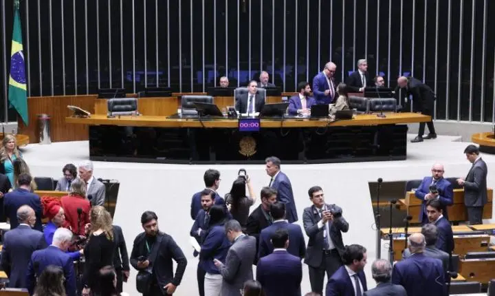 Câmara adia votação sobre o fim da taxa das blusinhas para quinta-feira
