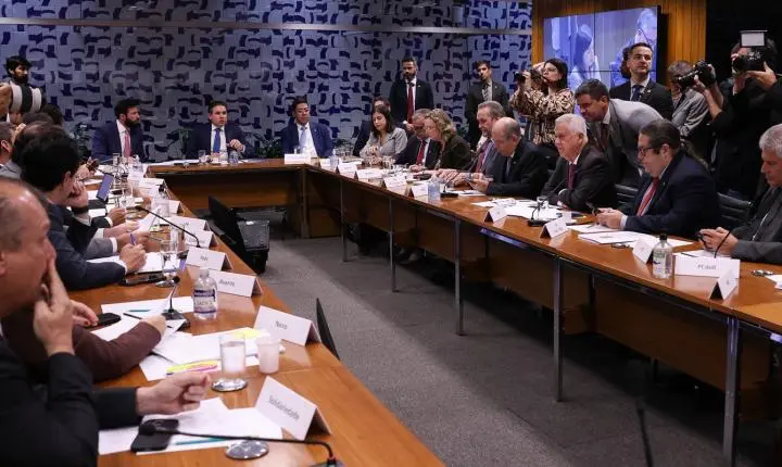Câmara destrava pauta com retirada de urgência do fim da escala 6x1; debate sobre misoginia ganha força
