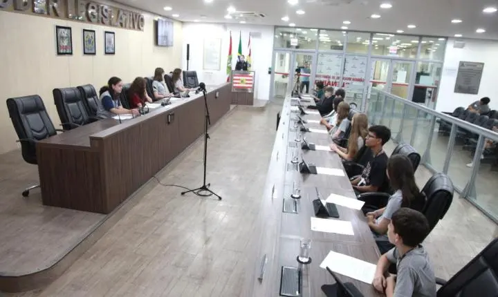 Câmara Mirim de Blumenau aprova propostas e leva ao plenário debates sobre saúde, educação e tecnologia