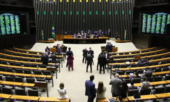 Câmara dos deputados vota nova resolução bancária e regras para drones