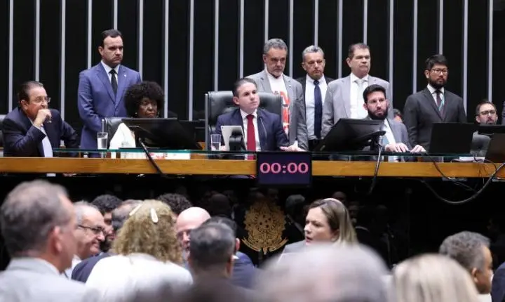 Câmara dos Deputados pode votar propostas sobre guerra, feminicídio e imunidade tributária
