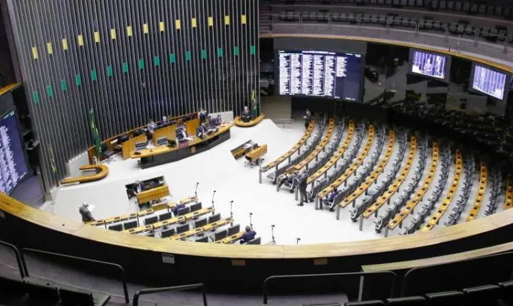 A Câmara dos Deputados pode votar nesta terça (30) propostas sobre feminicídio e preços de combustíveis