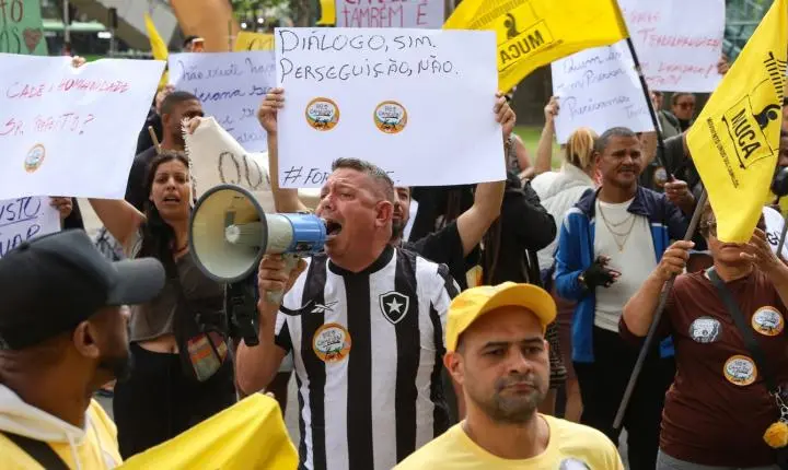Camelôs protestam contra programa da prefeitura do Rio de Janeiro