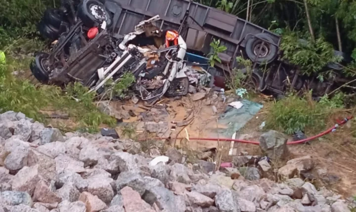 Caminhão capota e deixa dois mortos em Biguaçu durante chuva
