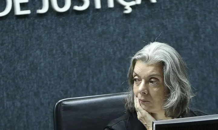 Cármen Lúcia do Supremo Tribunal Federal vota contra a flexibilização da Lei da Ficha Limpa
