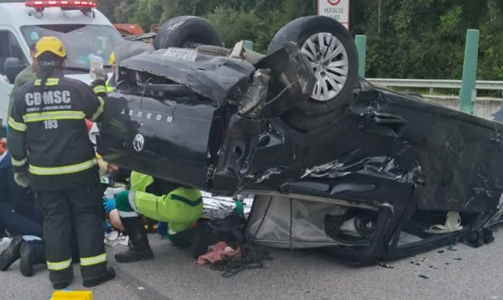 Carro capota após colisão com caminhão na BR-101, em São José