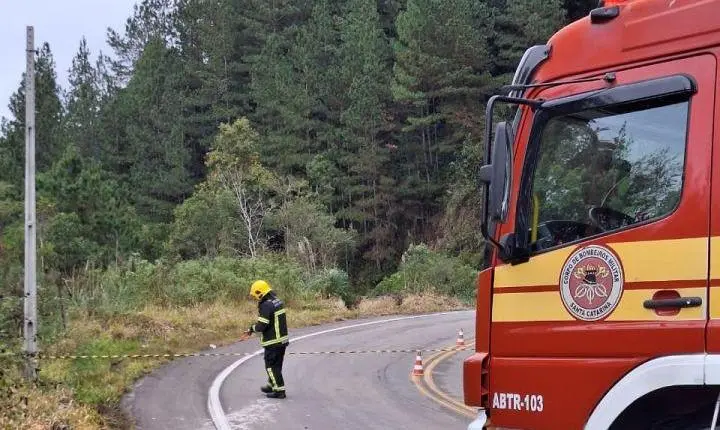 Carro e carreta-tanque colidem na SC-110 entre Pomerode e Rio dos Cedros; suspeita de vazamento mobiliza bombeiros