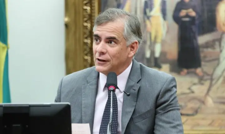 CCJ aprova fim da escala 6x1 e redução da maioridade penal no primeiro semestre