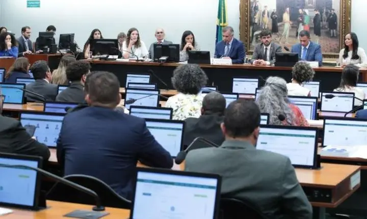 CCJ da Câmara adia análise de PEC sobre a maioridade penal
