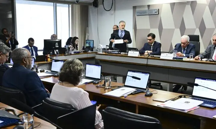 CCJ do Senado aprova PEC que estabelece o fim da escala 6x1
